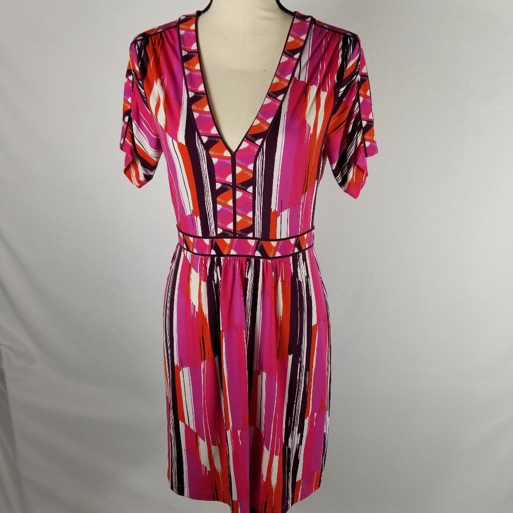 BCBGMazAzria | Short Sleeve V-Neck Dress Print